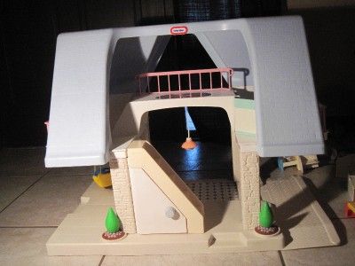 Vintage Little Tikes Doll House withDolls & Furniture & Accessories 